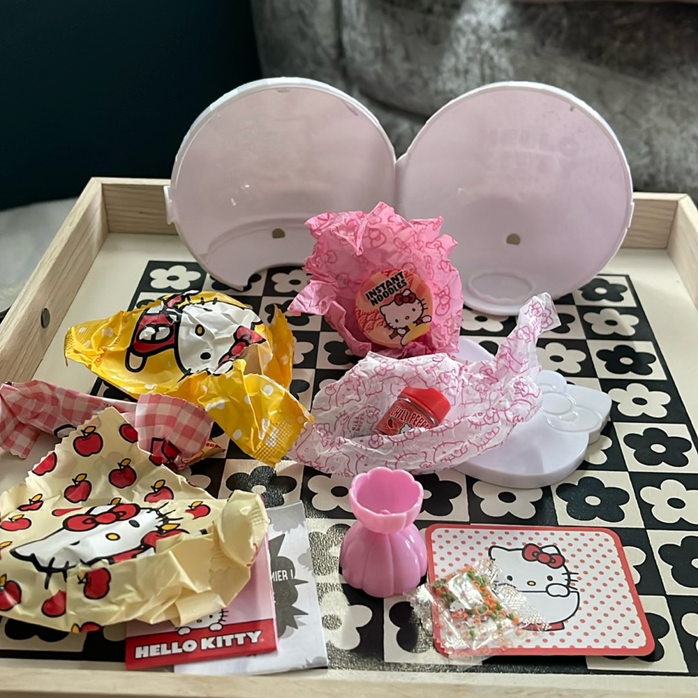 MGA Miniverse Hello Kitty Instant Spicy Noodle Soup